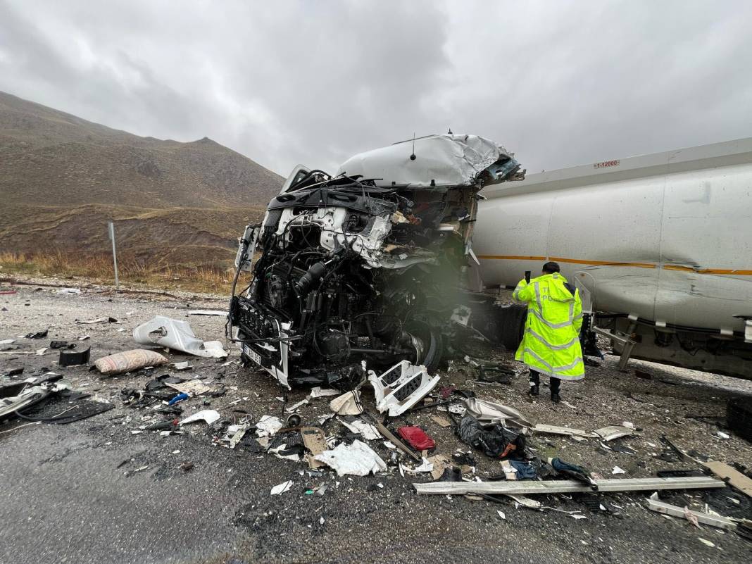 Tanker otobüsle çarpıştı! Ölü ve yaralılar var 9